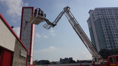 海卡在父亲和沙顿等陪同下登上云梯,升至3楼高度以体验高空救火任务。
