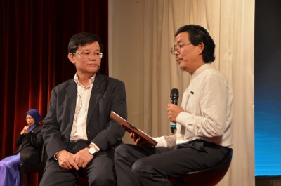 曹观友在黄基明主持下,回答由各团体代表问题。