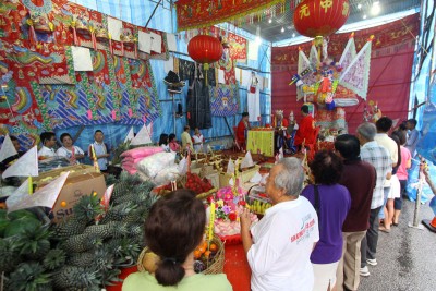 尽管一些中元街区已停办晚宴,但街区总祭拜活动仍照跑。(档案照)