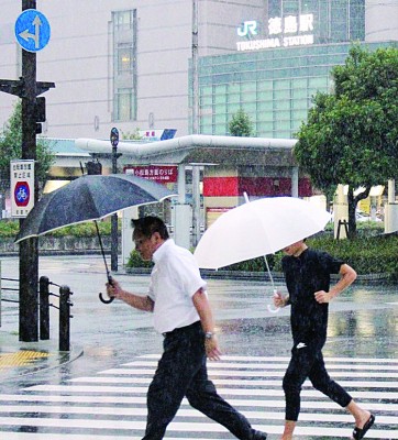 德岛市的行人狼狈走避。
