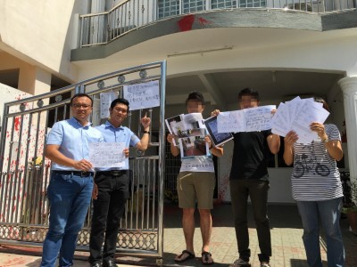 王氏兄弟(左3起)与母亲展示事发当时照片及报案纸,表明与妻舅断绝关系。左起为游佳豪及赖俊权。