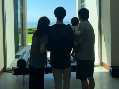 亚洲城ca88官方网站欢迎您秀出抱着女儿哈蜜瓜与儿子小哈利、主播老婆张嘉欣的一家五口照。