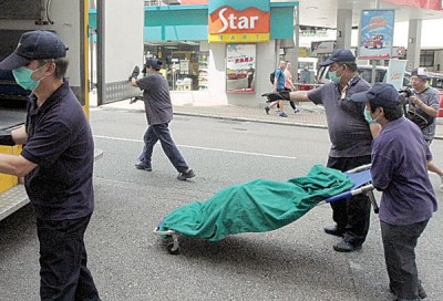 相关人员移走死者遗体。