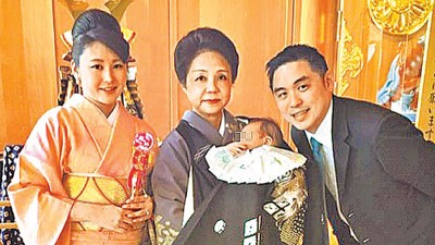 麻衣(左起)曾与母亲、丈夫王泉仁携儿赴日本神社祈福。