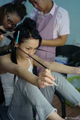 周迅素颜等待做造型,网友大夸反而像是未满18岁少女。