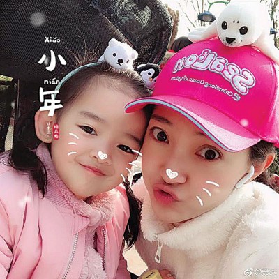 聂远妻女合照。