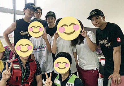 木村拓哉(后排左)昨天和三宅健(后排中)、生田斗真(后排右)前往广岛县吴市赈灾,与灾民合照。