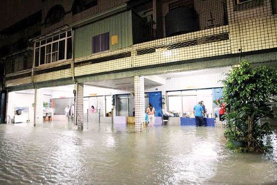高雄一夜暴雨,市区水深及膝。