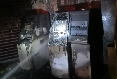 两台自助付款机被烧毁。