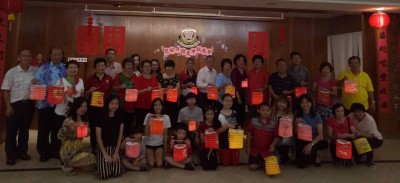 邹寿汉（后排右8）与雪隆嘉应会馆董事、协理和会员同仁，齐聚在会馆礼堂欢庆一年一度的中秋佳节。