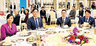 玄松月(左起)、李在镕、具有光谟以及崔泰源联合上晚餐。