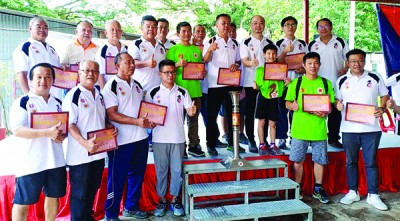 与升旗山区部火炬跑的团代表在搭领感谢状后合影,后排左4自从吗王益辉、朱忠明、王霖作、陈剑豪、程顺连和梁伟宏。