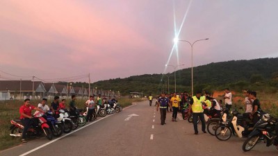 警方充公43辆摩托车,连同骑士被押返警局备案。