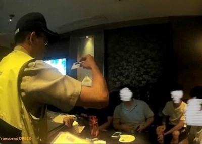 警方带同缉毒犬到市内娱乐场所巡查。