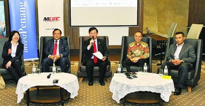 曹观友(被)于记者会上刊出讲话,左起为黄婉冰、依丁沙里和李家全(右)。