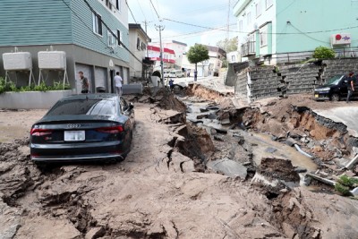 札幌市东区路面在地震后裂开凹陷。(法新社照片)