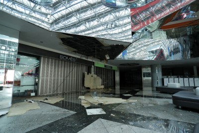 乍千岁机场客运大楼天花板塌下。(法新社照片)