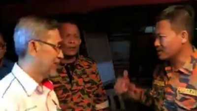 阿都拉昔到水灾现场了解情况。