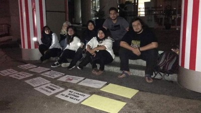 大学生坐在教育部静坐抗议,要求马智礼辞去国际伊斯兰大学主席一职。(图片取自Fadiah Nadwa Fikri脸书)