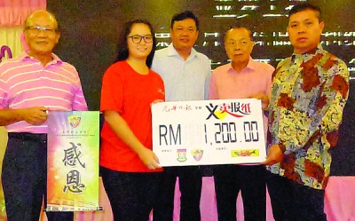 米都东江月国花区盂兰胜会署理主席主席许德裕义卖光华所得义款1200令吉予本报代表林紫莹,见证与陪同者马宝庆市议员,拿督陈顺利及刘宝川。