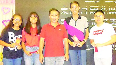 文教主任邱嗣隆(中)颁发奖励金后合照。