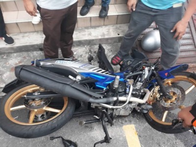 死者的摩托车。