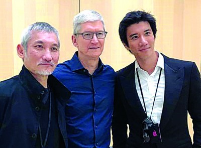 王力宏(右)、库克(中)、徐克(左),在苹果发表会上合照。