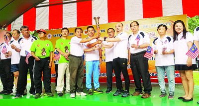 梁伟宏(右3自打)、陈剑豪、黄天隆、黄顺祥,同萧宏德当人口,旅主持火炬跑最后一站推介礼。