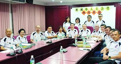 槟州华人大会堂主席拿督许廷炎,签字理主席丹斯里陈坤海,副主席拿督陈来福与一多理事召开文化节新闻发布会。
