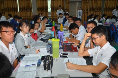 中六学生把握时间在礼堂也照常读书。
