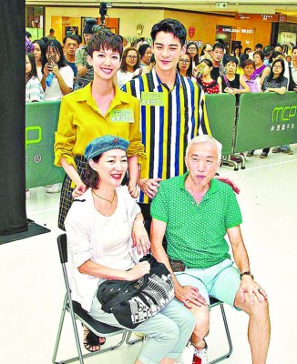 余德丞和蔡思贝、其的老人合照。
