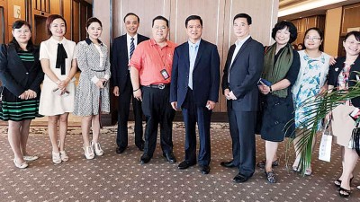本报署理总经理林星发(左5),连同彭铁山(左4)、梁淑英(左1)、秦凤尝(左6)与各业界代表们一同合照。