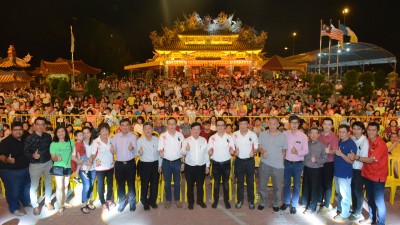 曹观友(右9)应邀出席,连为园游会主管开幕,该会赞助商家、嘉宾、威省市议员及州议员陪同。