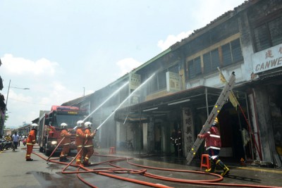 崔耀才路一战前店屋周四下午突然失火,消拯员紧急展开救火行动。
