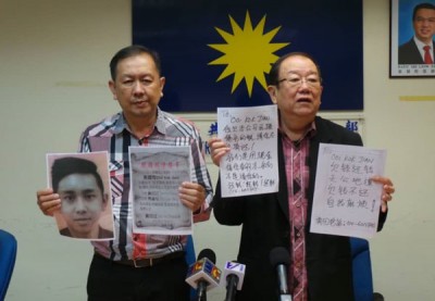 黄印江(左)与张天赐,手持次子的照片、脱离关系报章广告剪报、与阿窿催债的传单。