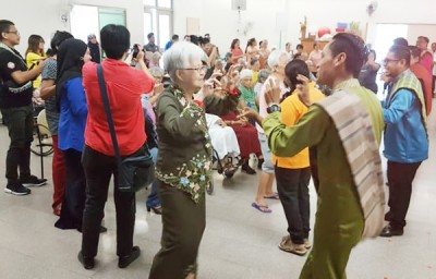 槟州国民登记局职员出动,与老人家一起歌舞欢庆。