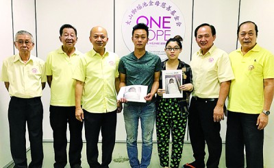 男婴双亲黄建春及梵红(左4起)感谢善心人士慷慨捐助,一天内筹足孩子所需的8万令吉医费,左3为蔡瑞豪。