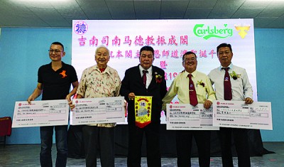 黄衍丰(中)移交献金予4个团体后合影。