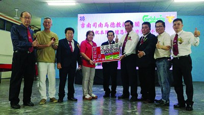 余美蕊(左四)移交5000令吉施医赠药基金于杨志成(右四),在场见证者计有吴文君(左起)、秦祥发、冯亚石、郭翰忠、黄衍丰、黄田伟和黄添松。