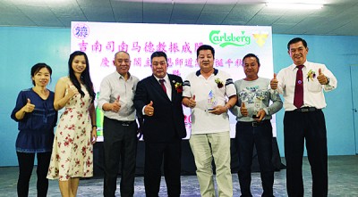 黄衍丰(左四)和杨志成(右一)颁赠纪念品予受封人士、热心人士和义诊中医师。