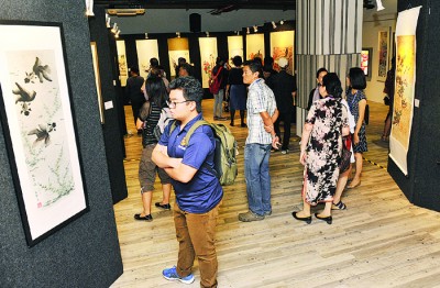 《水墨光华》百人展从即日起至10月4日,一连5天于本报1楼展馆进行,入场免费,欢迎前来欣赏113幅优美书画作!