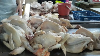 摆在架上的鸡任顾客选。