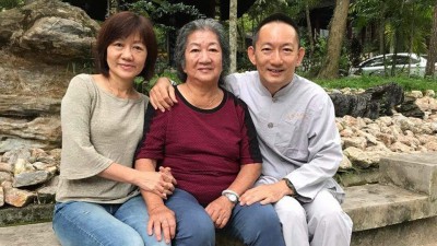 刘子贤在去年出家前与母亲林查某及妹妹刘秀华合照留念。
