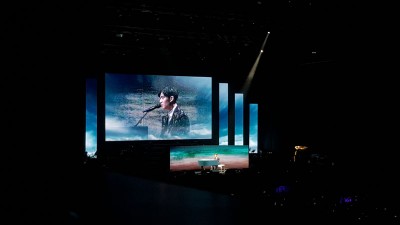 周兴哲在钢琴前自弹自唱多首动人歌曲,还加码演唱《All Of Me》献给大马歌迷。