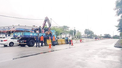 分界堤的设置是为管制囊卡路十字路口每天上演的交通险象。