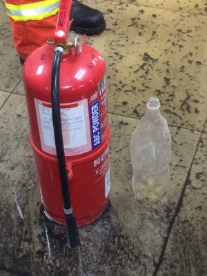 图为装汽油用的塑胶瓶。