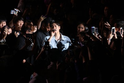 周兴哲在演唱《黏黏》时,到台下与歌迷互动,马上引起一阵大骚动,歌迷争先恐后冲上前想近距离与偶像接触。