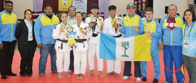 槟城柔道最后2金得主(左4起)梁爱莎和陈可仪、林育正和杨德明,与孙意志及教练团合照。