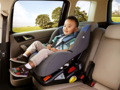 若幼兒乘坐汽車沒坐在安全椅，這也好比是一種「兒虐」。