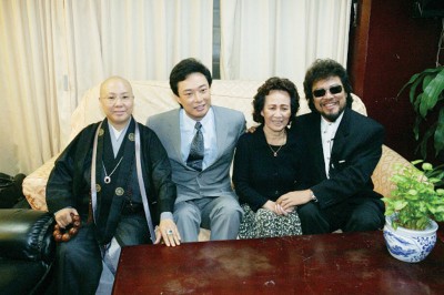 哥哥张菲(右一)透露,费玉清与亡母(右二)感情要好。
